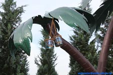 Decoration palm sheet steel 2-coloured, with the HAMMERITE forge scale special effect varnish tins as fruits.