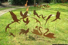 Garden stakes metal-sheet rusty birds.