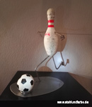 Recycling Kunst, Bowling Pins Figur Fussballer.