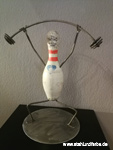 Recycling Kunst, Bowling Pins Figur Gewichtheber.