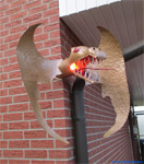 Auftragsarbeit. Outdoor Drachen Lampe mit HAMMERITE Hammerschlag Effektlack lackiert für eine Hauswand.