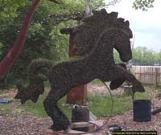 Drahtpferd Gartenskulptur mit Torf und Grassamen  befüllt.