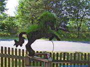 Drahtpferd Gartenskulptur mit Torf und Grassamen  befüllt.