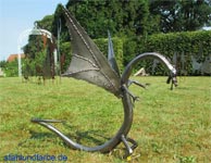 Gartenskulptur Drache aus geschweißtem und geschmiedeten Stahlblech.