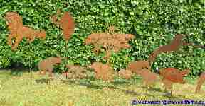 Gartenstecker Stahlblech Elefanten mit Affenbaum.