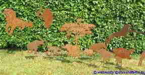 Gartenstecker Stahlblech Elefanten mit Affenbaum.
