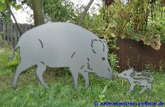 Gartenstecker Stahlblech Wildschwein mit Frischling.