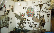 Fotografie unseres Ausstellungsstandes von dem Kunstbeitrag auf der Biota, Umweltmesse Hamburg: "Schrottblechrecycling für die Kunst." 1992.