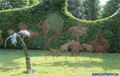 Skulpturenausstellung Offene Gärten in MV, Metallpalme und Gartenstecker Thema Afrika.