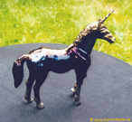 Stehendes Einhorn im Garten.