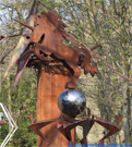 Stahlpferd. Geschweißte Stahlblech-Gartenskulptur.